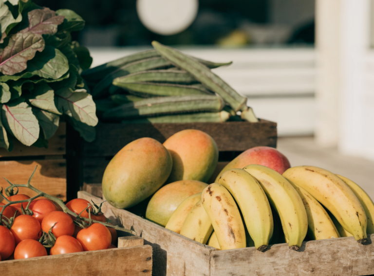 Frutta e verdura fresca in cassetta