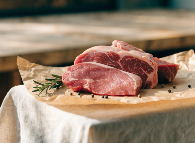 Carne fresca su carta da macellaio